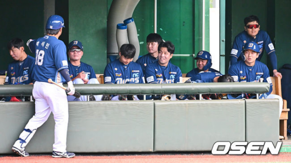 [OSEN=김해, 이석우 기자] 9월 21일 김해 상동구장에서 2022 KBO 퓨처스리그 롯데 자이언츠와 NC 다이노스의 경기가 열렸다. NC 박석민이 1회초 좌중월 솔로 홈런을 치고 무관심 세리머니를 하고 있다. 2022.09.21 / foto0307@osen.co.kr